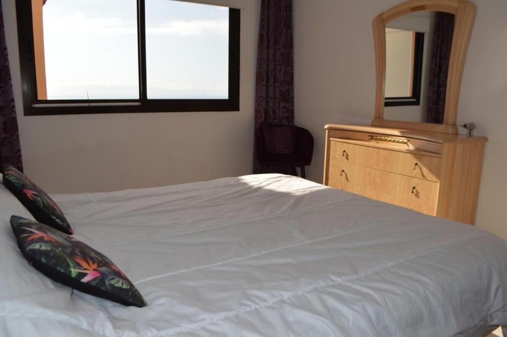 Posteľ alebo postele v izbe v ubytovaní 3 Bedroom Apartment With Stunning Views K302