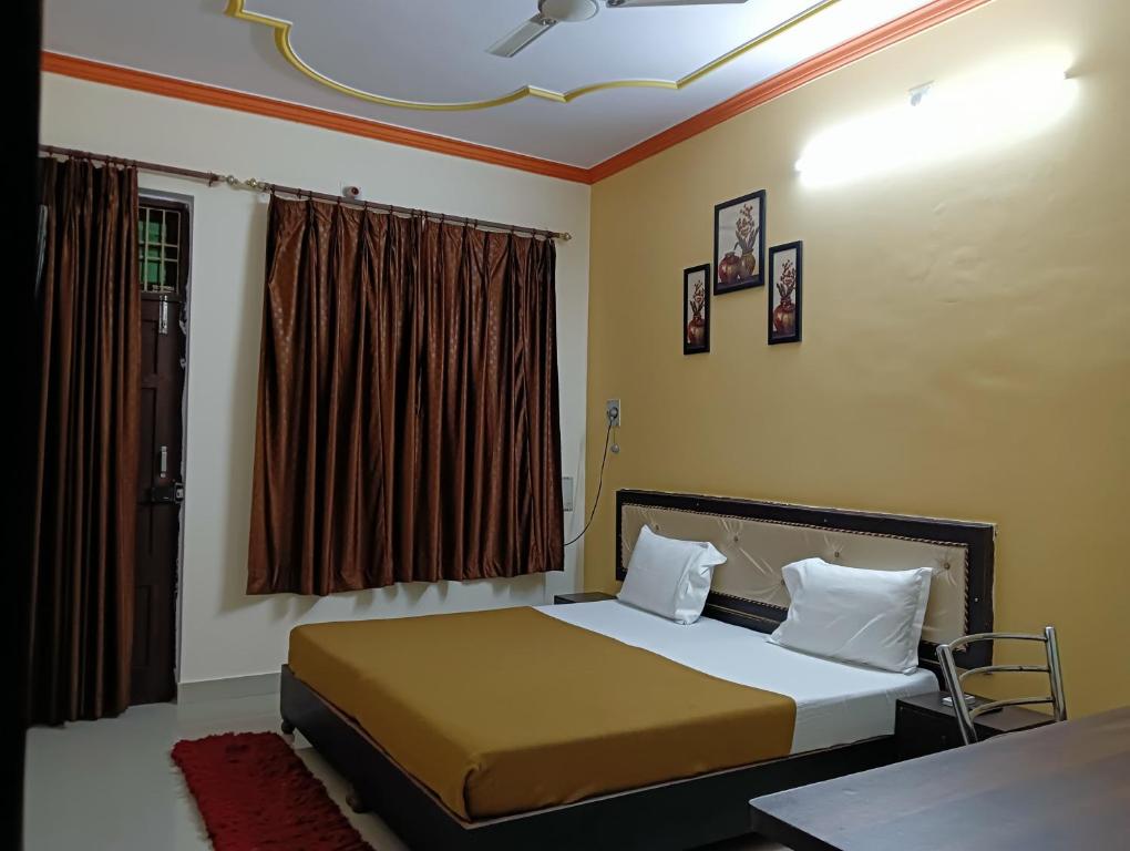 Postel nebo postele na pokoji v ubytování Varuna Palace Varanasi , Near Mandir & Ghat's