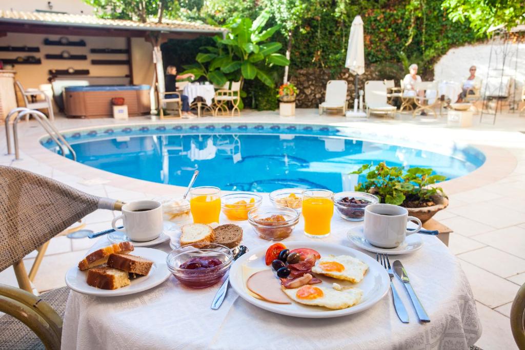帕爾加的住宿－天堂酒店，游泳池畔的早餐桌