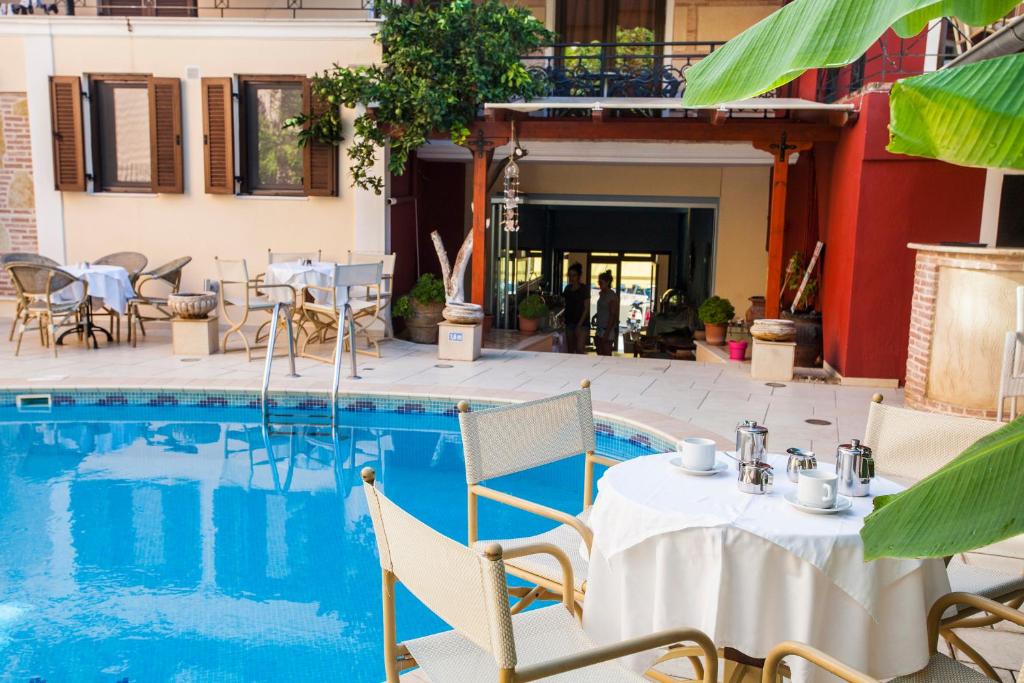 Bazén v ubytování Paradise Hotel nebo v jeho okolí