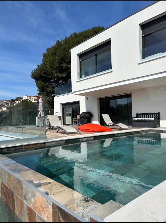 une piscine devant une maison dans l'établissement L imprenable, à Marseille