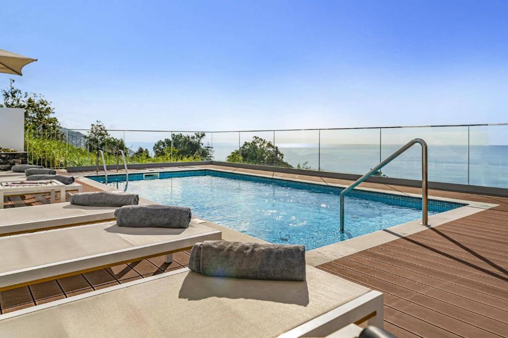 Bazén v ubytování Villa Vila Da Portada by Villa Plus nebo v jeho okolí