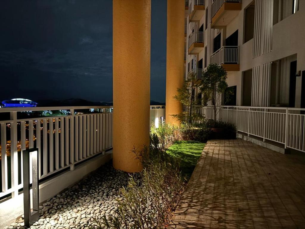 Balkón nebo terasa v ubytování ANNA AR ANTARA RESIDENCE LAKE VIEW, Putrajaya