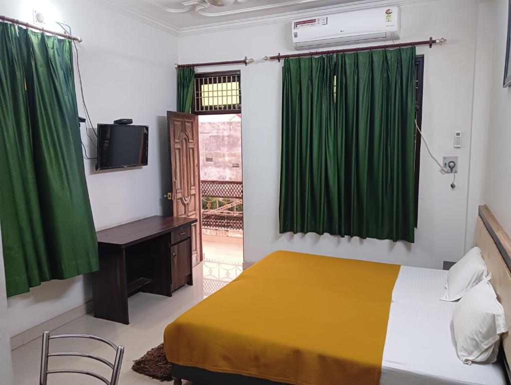 Postel nebo postele na pokoji v ubytování Varuna Palace Varanasi , Near Mandir & Ghat's