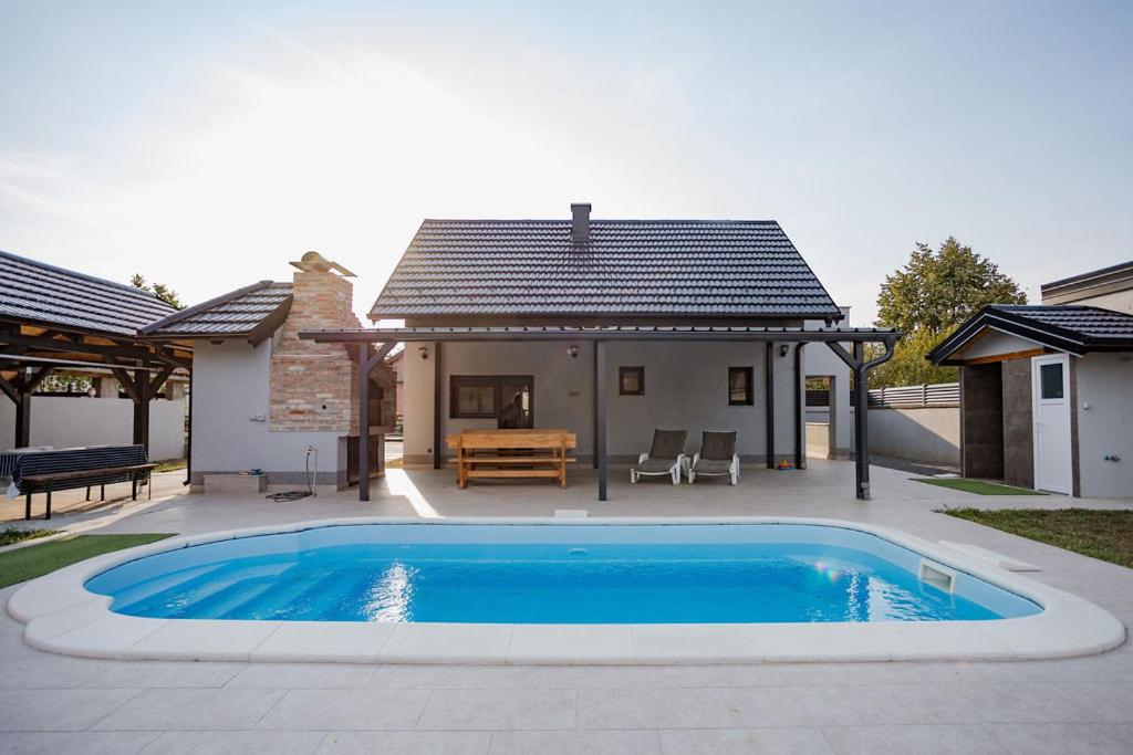 Πισίνα στο ή κοντά στο Holiday house Eva with pool