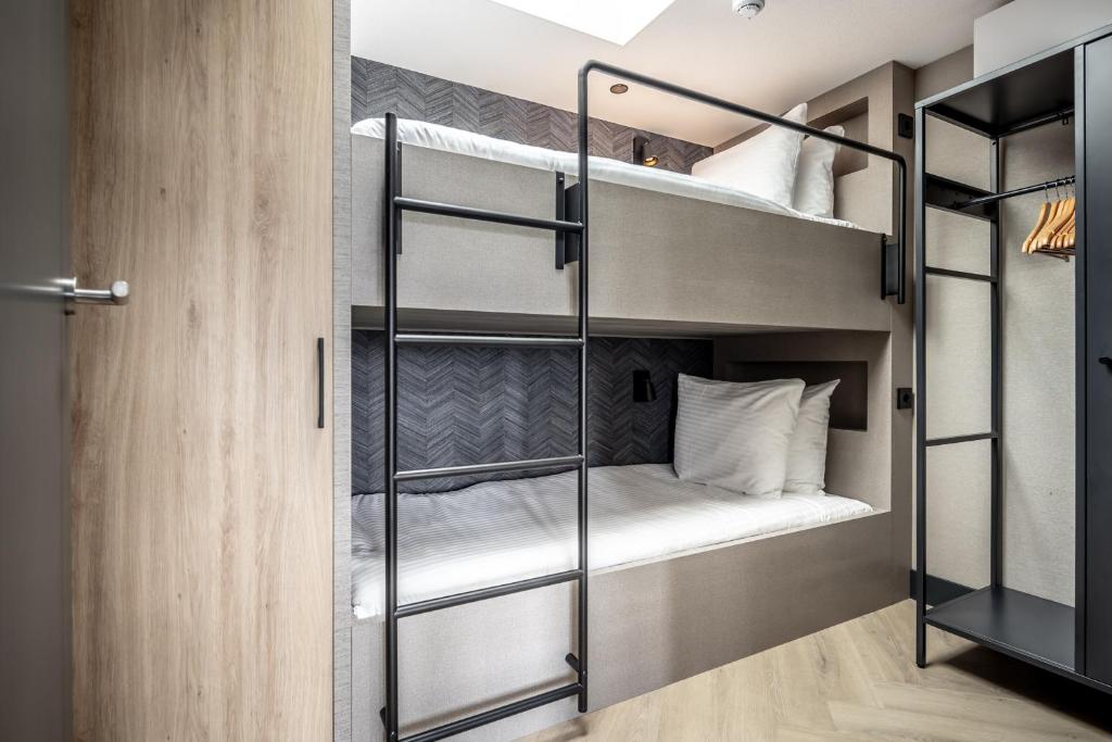 Postel nebo postele na pokoji v ubytování BizStay Delft