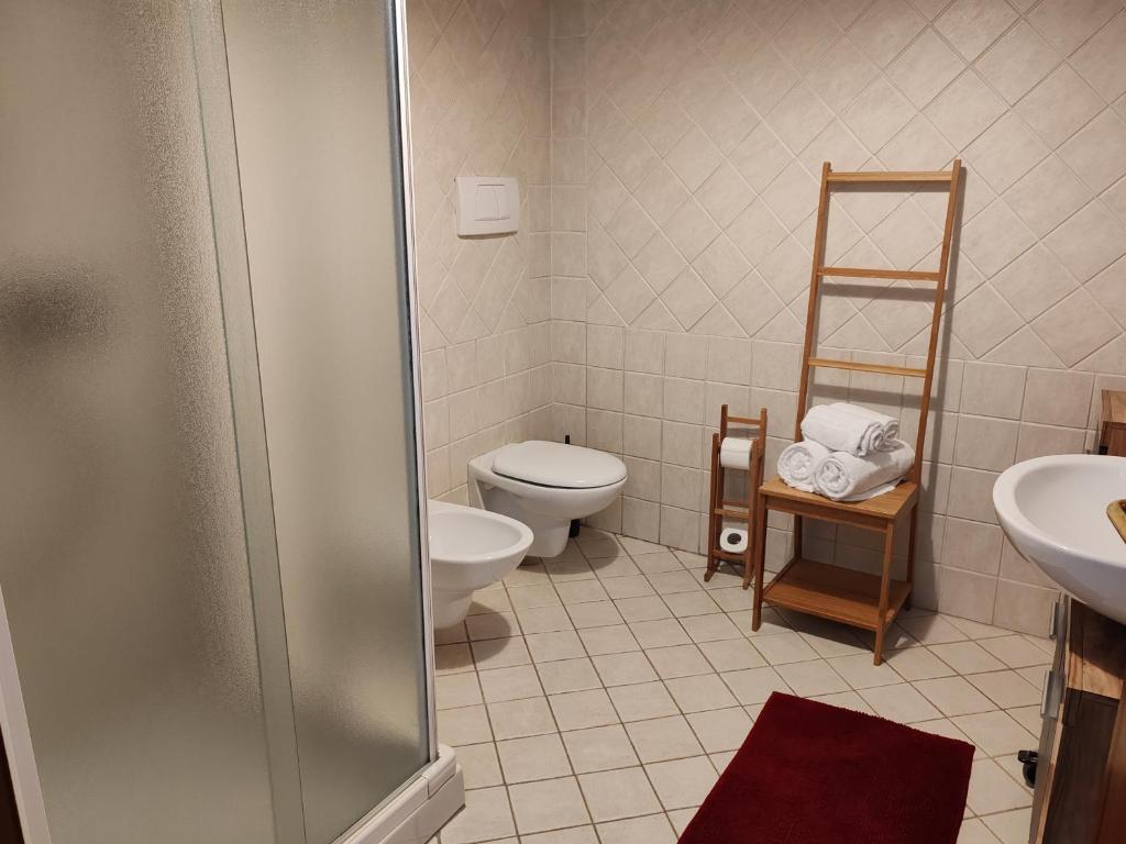 łazienka z toaletą i umywalką w obiekcie BB Ombretta w mieście Valeggio sul Mincio