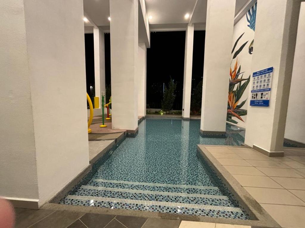 Bazén v ubytování ANNA AR ANTARA RESIDENCE LAKE VIEW, Putrajaya nebo v jeho okolí