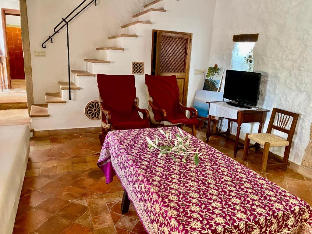 A television and/or entertainment centre at Rural Charm villa and Outdoor Adventure Agritourism Apartment with Private Mountain Path approximately 5 minutes walking from the beach Ideal for relaxation