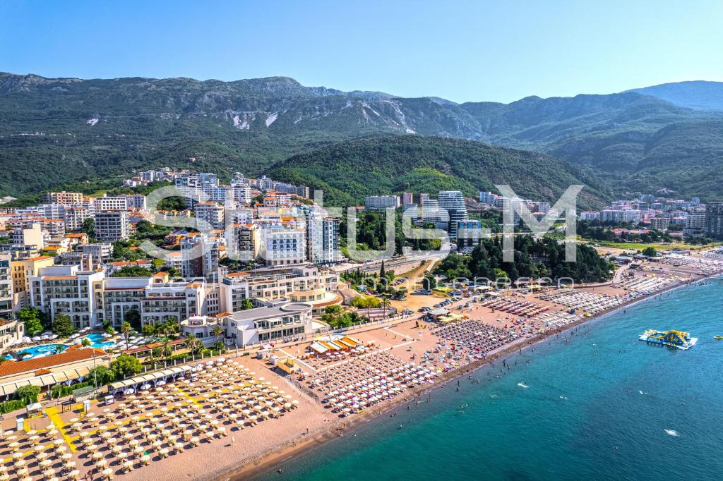 een luchtzicht op een strand met hotels en gebouwen bij Status-M Apartments 135 in Becici