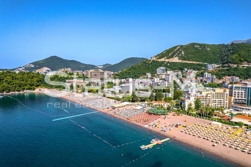- une vue aérienne sur la plage et les bâtiments dans l'établissement Status-M Apartments Sunny Side, à Becici