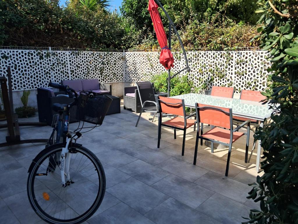 un vélo garé à côté d'une table et de chaises dans l'établissement Clos Gabmy entre plage et garrigue, à Vic-la-Gardiole