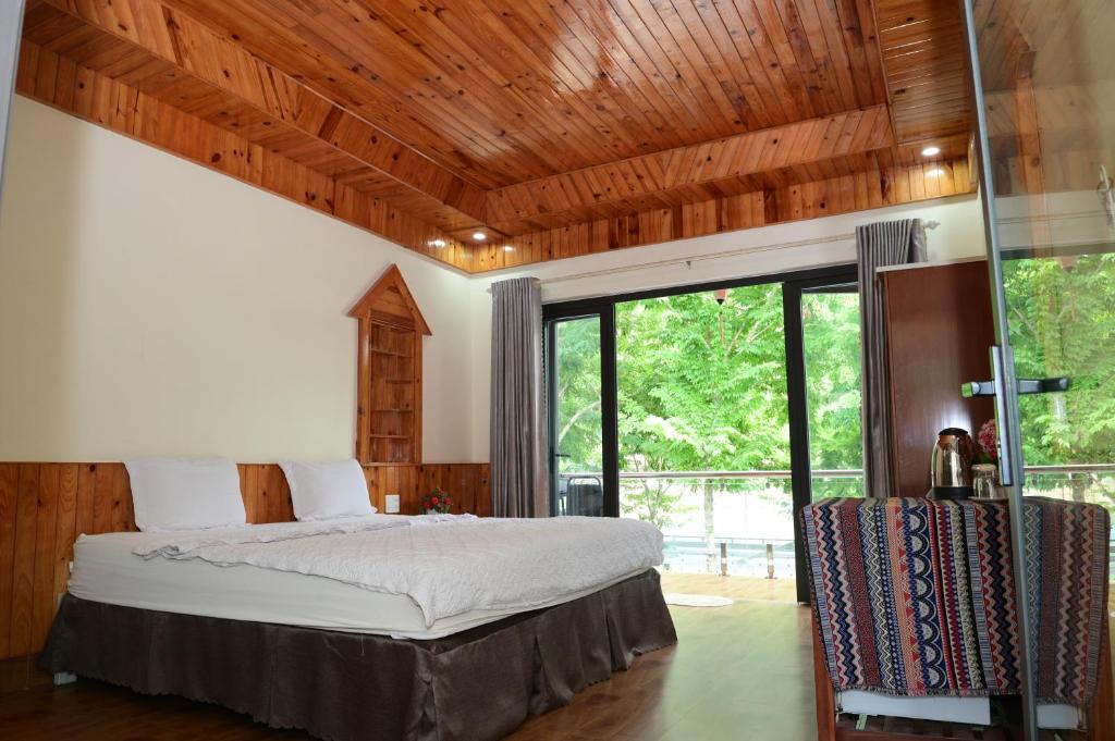 Postel nebo postele na pokoji v ubytování Restful River Bungalow