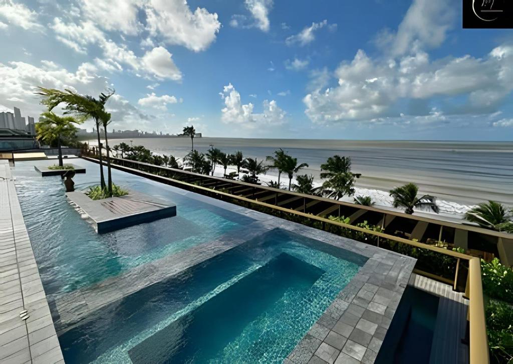 A piscina localizada em LM Unity Cabo branco ou nos arredores