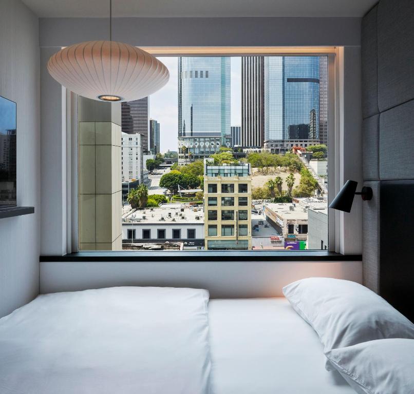 Ein Bett oder Betten in einem Zimmer der Unterkunft citizenM Los Angeles Downtown