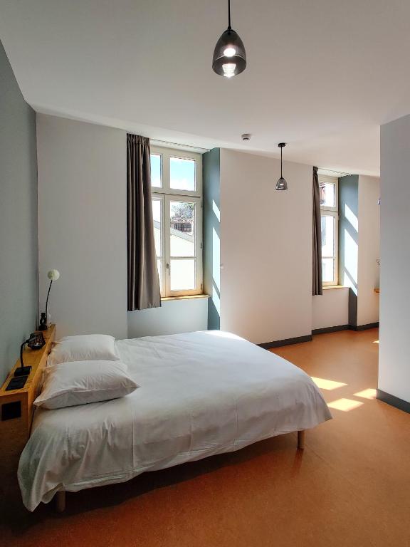 Postel nebo postele na pokoji v ubytování Auberge Le LEO de FOIX