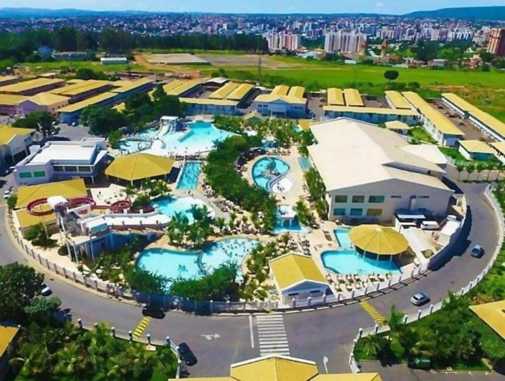 une vue aérienne d'un complexe avec deux piscines dans l'établissement Lacqua Di Roma - Apartamento confortavel e completo com varanda, à Caldas Novas