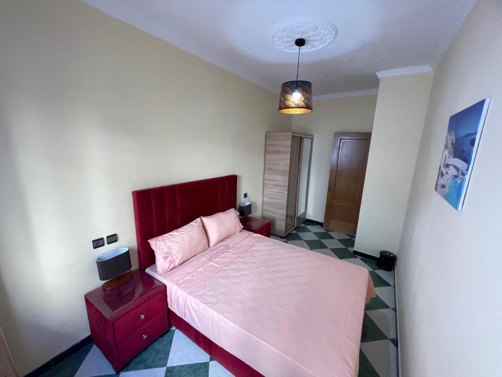 Postel nebo postele na pokoji v ubytování Comfy Stay in Larache's Center