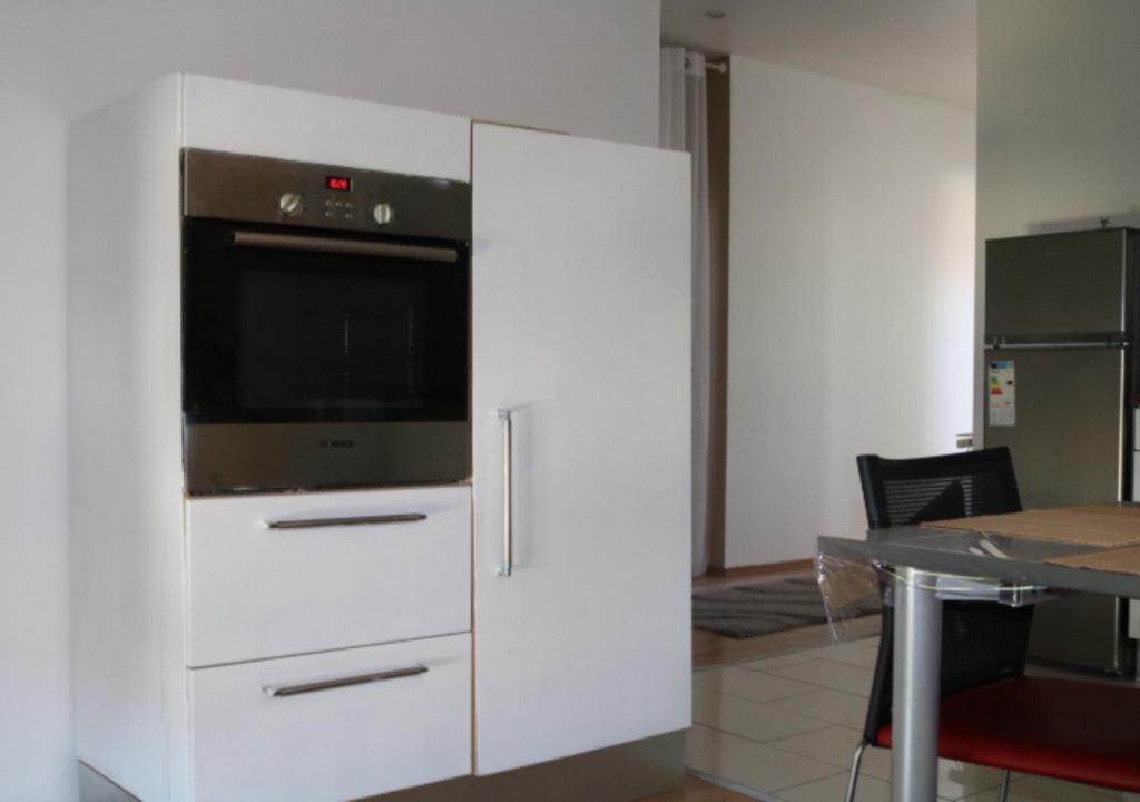 Kuchyň nebo kuchyňský kout v ubytování Le Wolf - 1 Chambre privée dans un appartement - 5mn tram du centre ville - 15mn tram Gare TGV Mulhouse - Wifi - Parking
