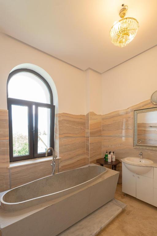 Conacul Dima Predeal - Комната короля с балконом