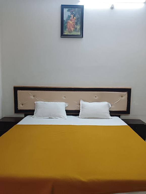 Postel nebo postele na pokoji v ubytování Varuna Palace Varanasi , Near Mandir & Ghat's