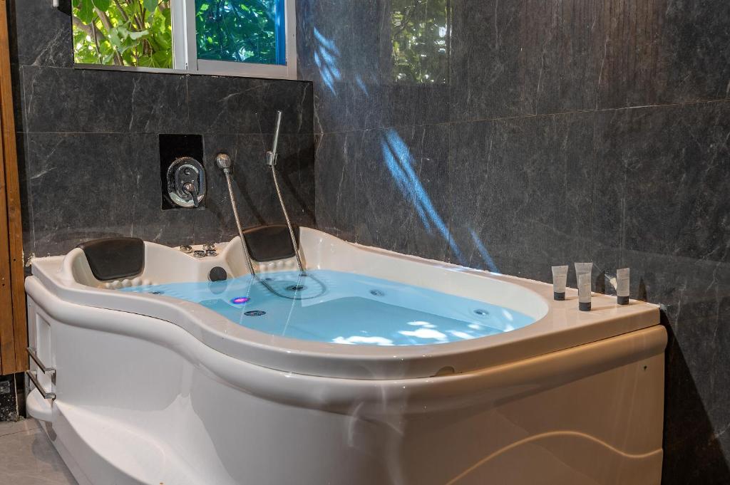 Koupelna v ubytování Lago Suites Hotel
