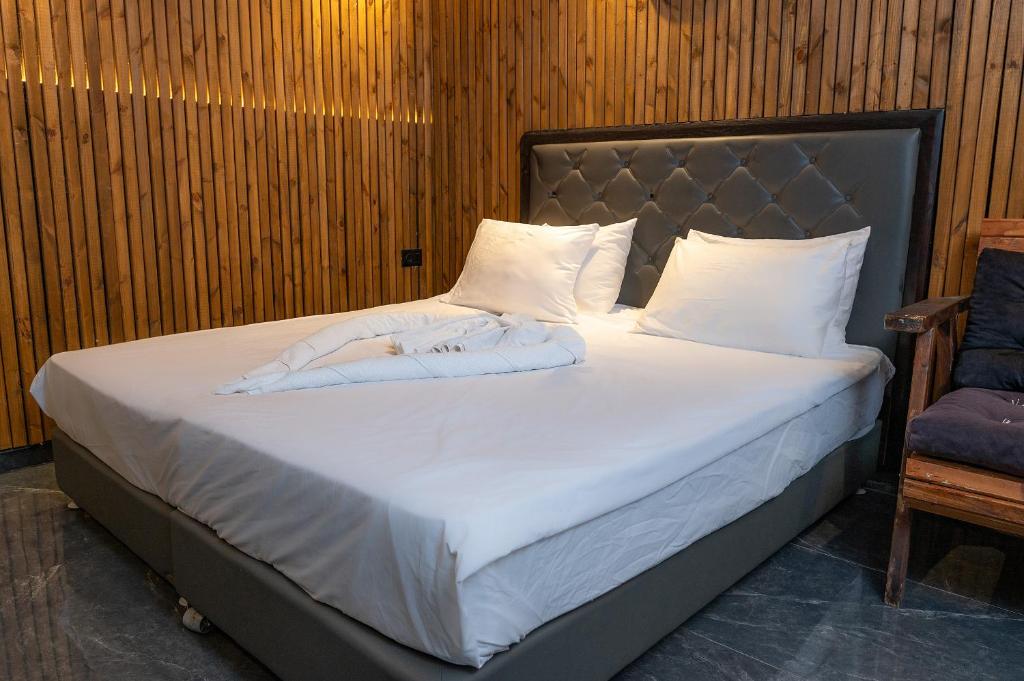 Postel nebo postele na pokoji v ubytování Lago Suites Hotel