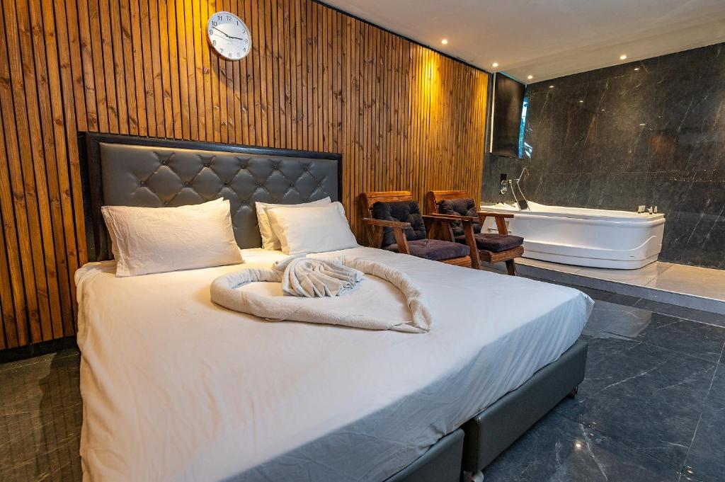 Postel nebo postele na pokoji v ubytování Lago Suites Hotel