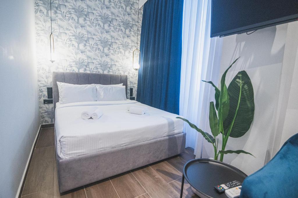 Postel nebo postele na pokoji v ubytování Downtown Suites by Athens Tower