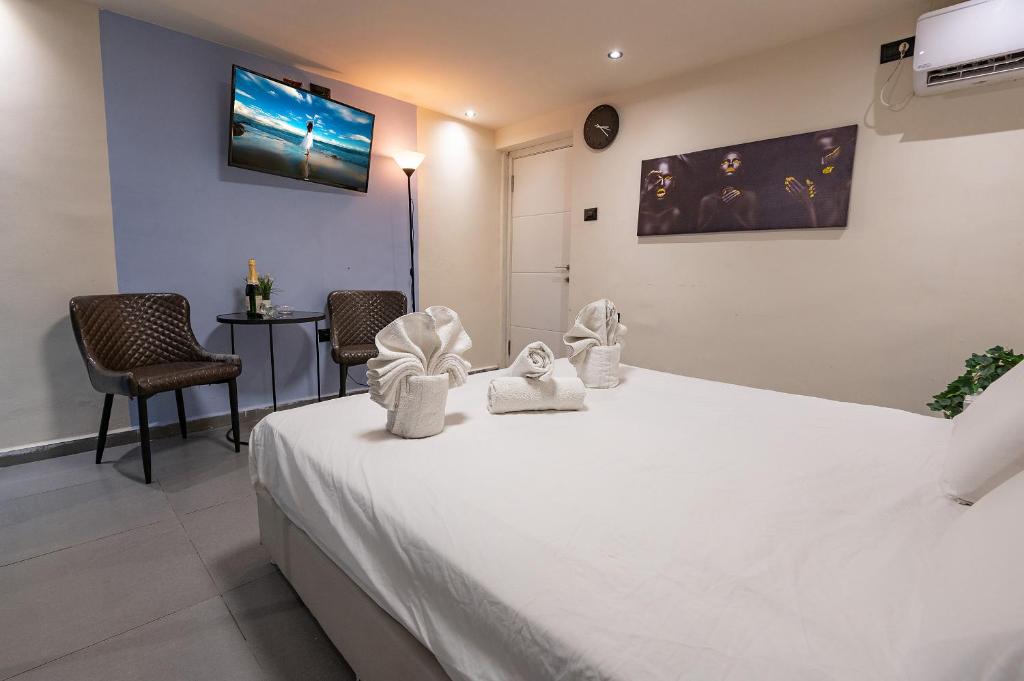 TV a/nebo společenská místnost v ubytování Lago Suites Hotel