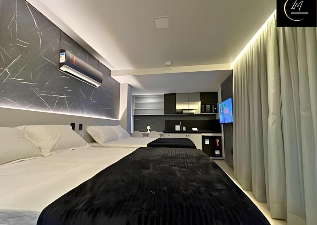 Un dormitorio con una cama grande en una habitación. en LM Get One, en João Pessoa