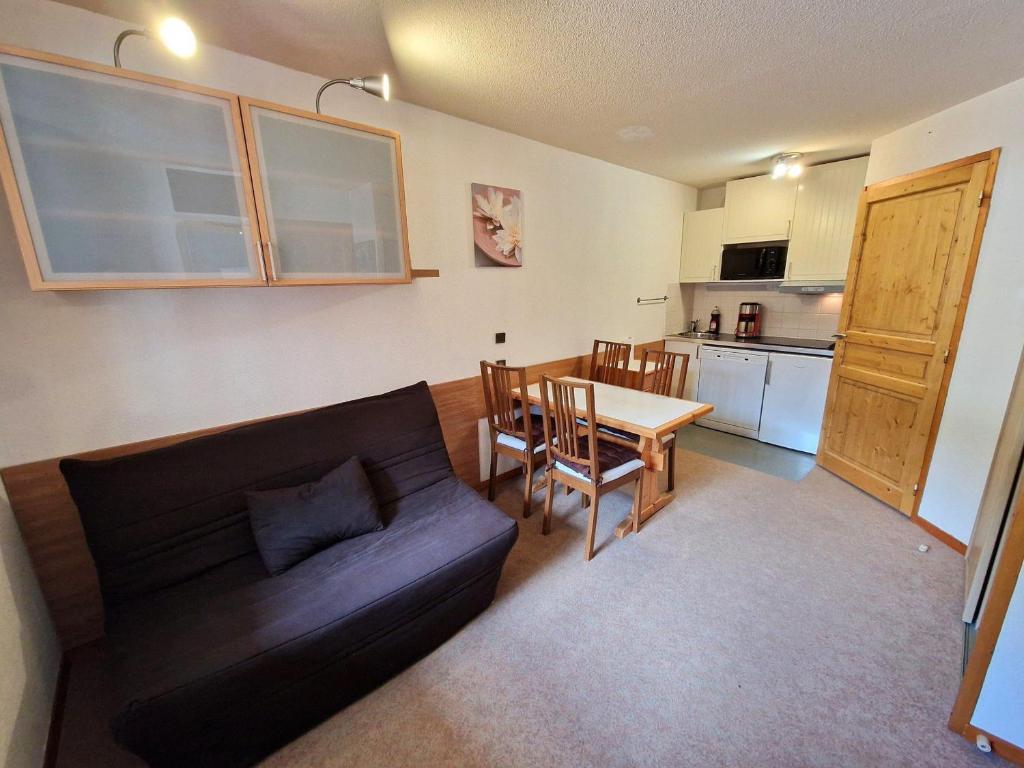 un salon avec un canapé et une table et une cuisine dans l'établissement Charmant studio cabine 4/5 pers, balcon, proche pistes et commerces à Modane - FR-1-265-189, à Valfréjus