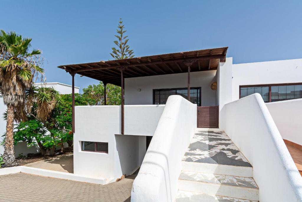 ein Haus mit einer Rutsche davor in der Unterkunft 4BR Yaiza Relax House - Terrace & Mountain in Yaiza