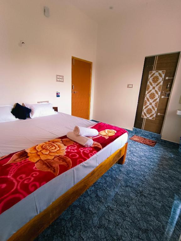 Postel nebo postele na pokoji v ubytování Hampi Anjana home stay