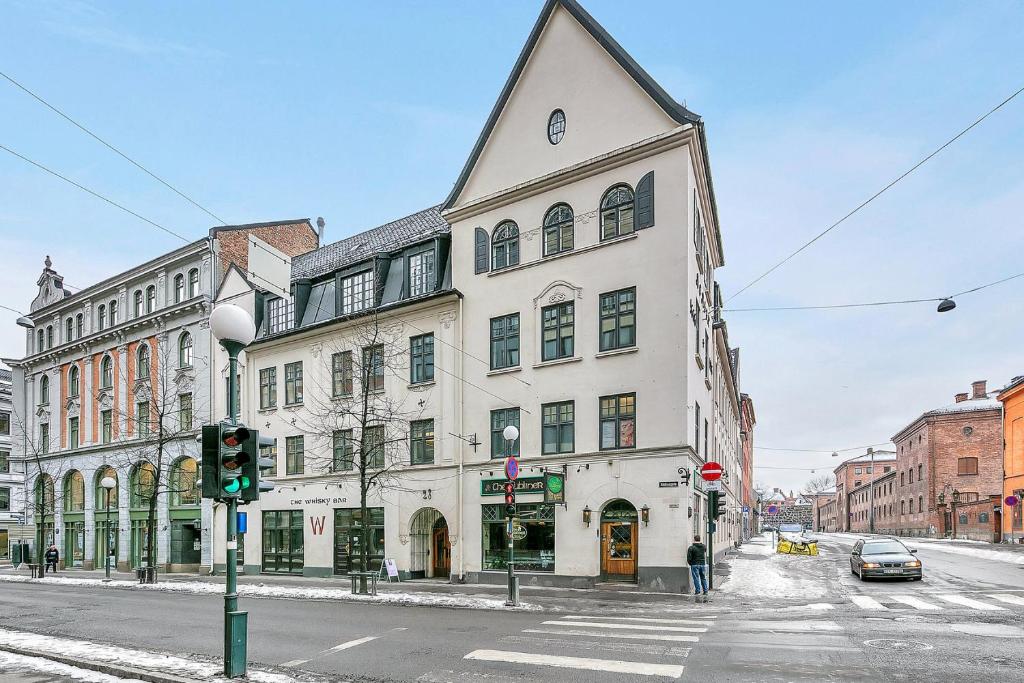 ein großes weißes Gebäude an der Ecke einer Straße in der Unterkunft Forenom Serviced Apartments Oslo City Hall in Oslo