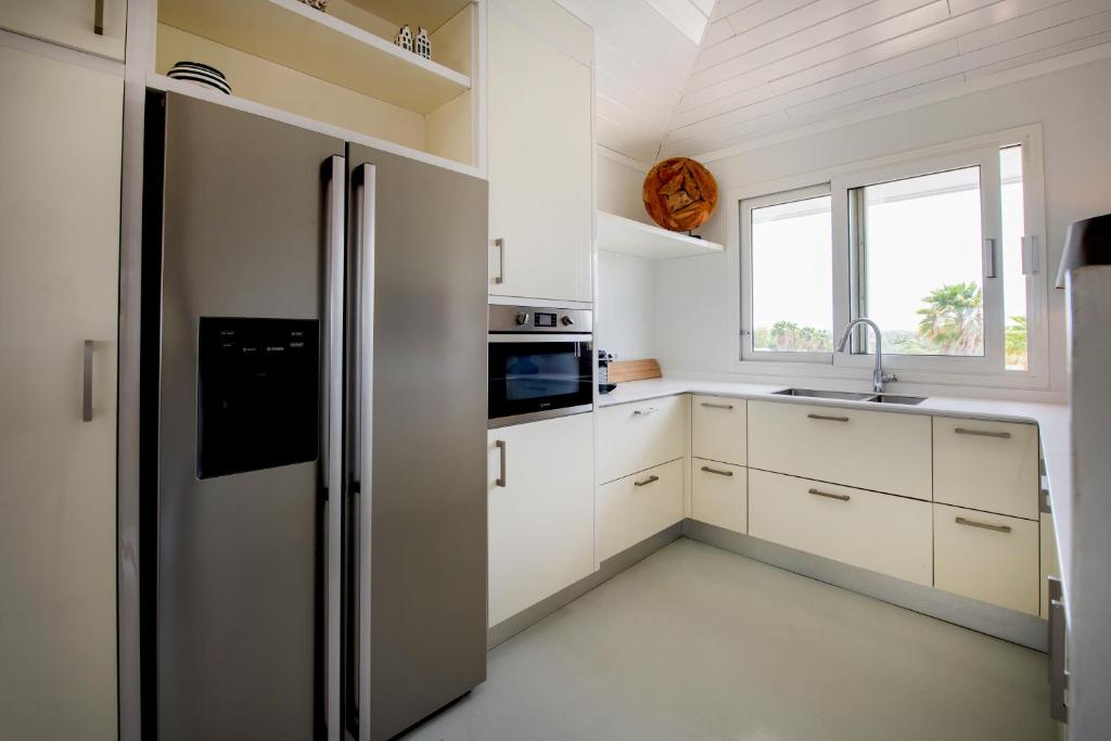 Kuchyň nebo kuchyňský kout v ubytování Villa at secured gated resort near Mambo Beach!