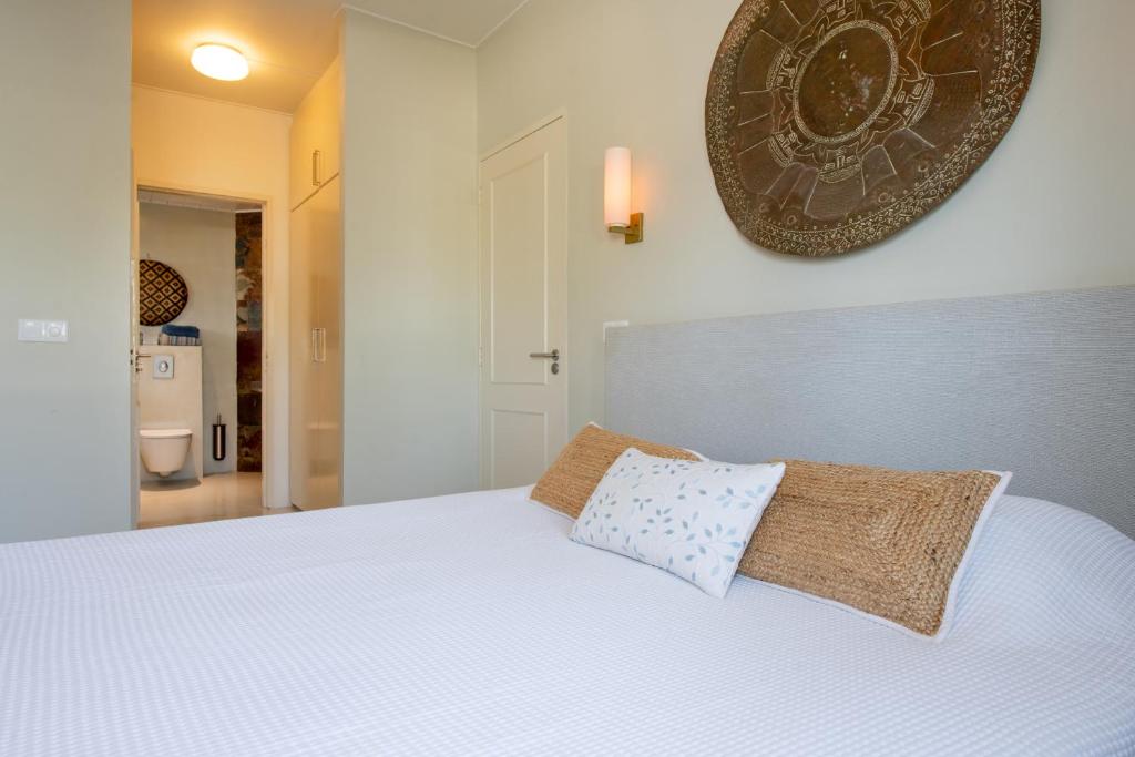 Postel nebo postele na pokoji v ubytování Villa at secured gated resort near Mambo Beach!