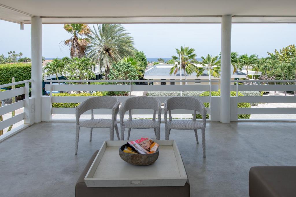 Balkón nebo terasa v ubytování Villa at secured gated resort near Mambo Beach!