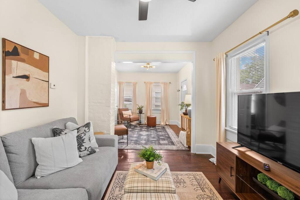 TV a/nebo společenská místnost v ubytování Charming Home in Cleveland 3215