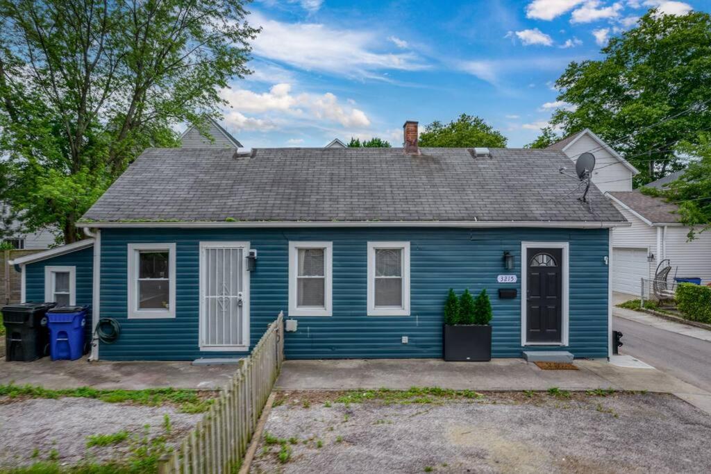 ein blaues Haus mit einem Zaun davor in der Unterkunft Charming Home in Cleveland 3215 in Ohio City