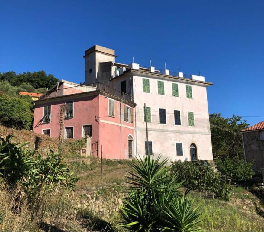 an old building on top of a hill at Villa Massa - Dimora storica con 12 camere, accoglie 30 persone in Calice Ligure