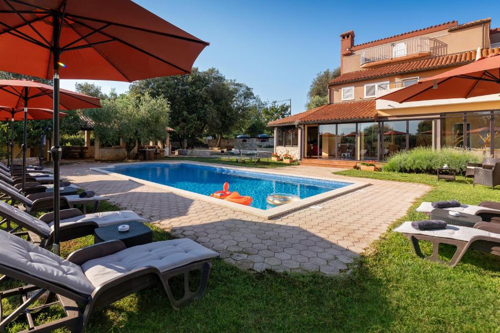 Bazén v ubytování Guesthouse ''Barboska'' - big outdoor swimming pool & private tennis court nebo v jeho okolí
