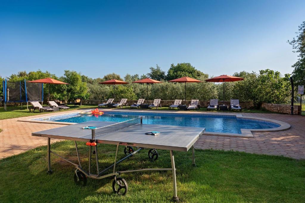 Bazén v ubytování Guesthouse ''Barboska'' - big outdoor swimming pool & private tennis court nebo v jeho okolí