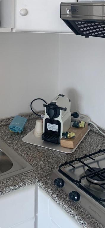 Kuchyňa alebo kuchynka v ubytovaní Sardegna Costa Corallina Appartamento Luxury Vista Mare in splendido villaggio - IUN R6511