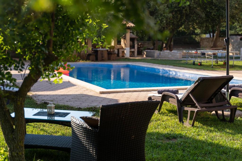 Bazén v ubytování Guesthouse ''Barboska'' - big outdoor swimming pool & private tennis court nebo v jeho okolí