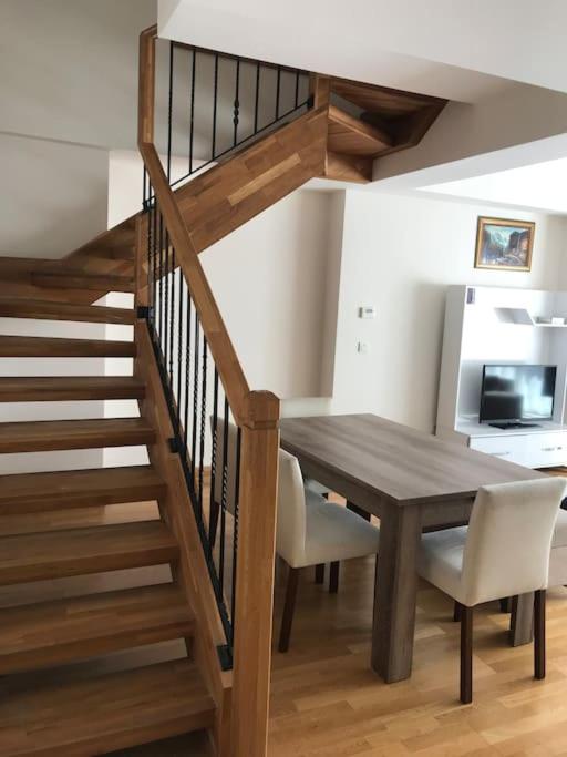 Kuchyň nebo kuchyňský kout v ubytování Dubleks şık daire