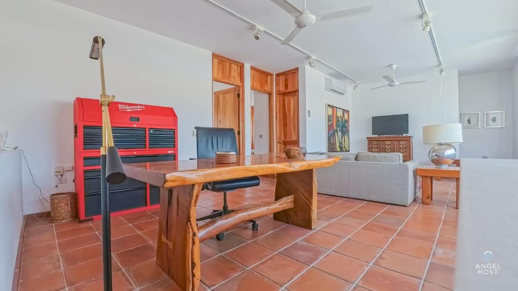 Kuchyň nebo kuchyňský kout v ubytování Partial Seaview Terrace Walk to Malecon