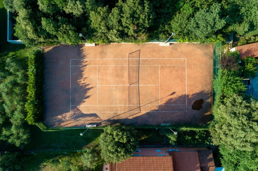 Tenis a/nebo squash v ubytování Guesthouse ''Barboska'' - big outdoor swimming pool & private tennis court nebo okolí