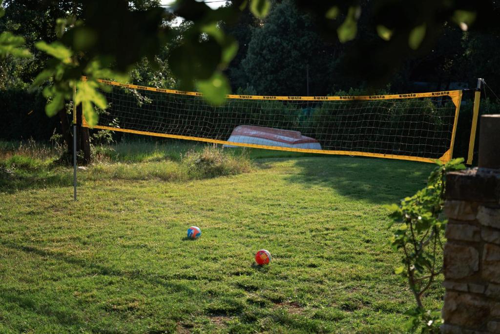Zahrada ubytování Guesthouse ''Barboska'' - big outdoor swimming pool & private tennis court