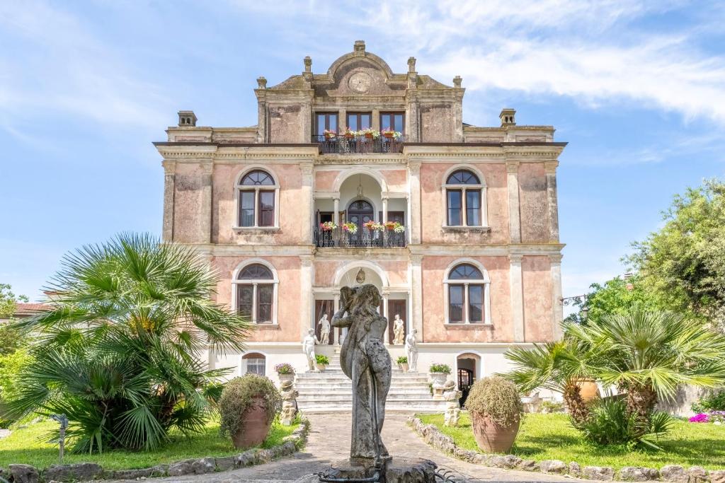 a building with a statue in front of it at Villa Petri in Vicopisano